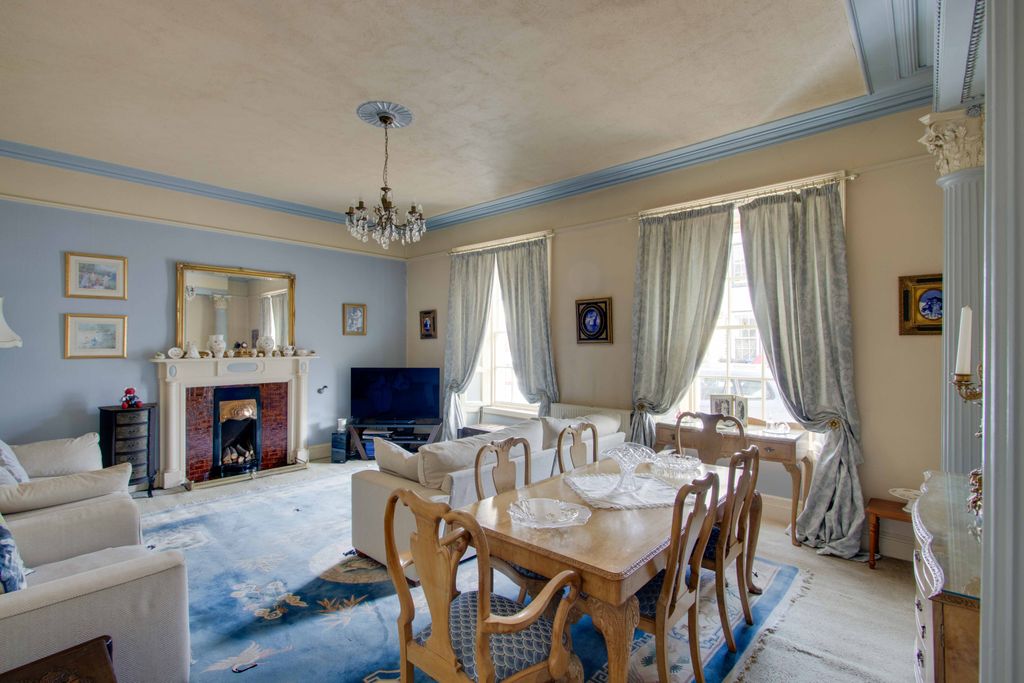 Property photo 2 of 31