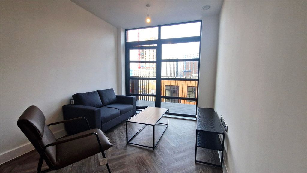 Property photo 3 of 10 Living Space