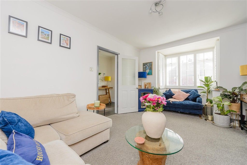 Property photo 1 of 12 Lounge