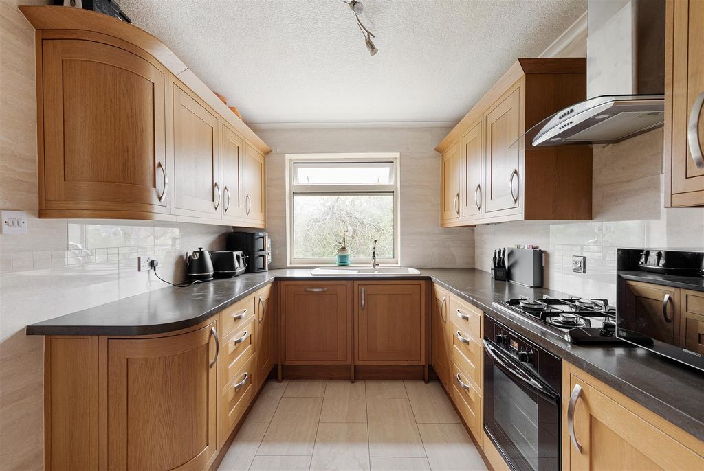 Property photo 3 of 23 Chingford Avenue, E4
