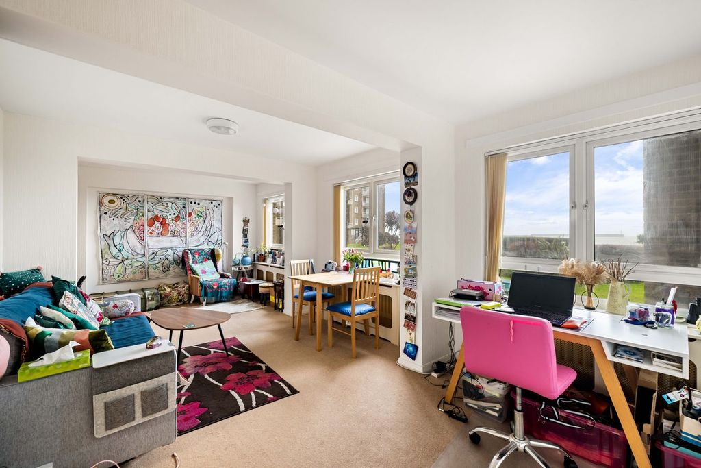 2 bed flat for saleThe Gateway, Dover CT16 photo 2