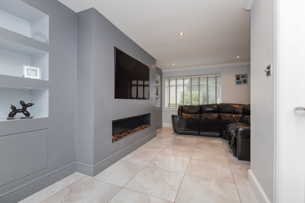Property photo 3 of 24 30 Caplaw Road Pa2 8Qs-1