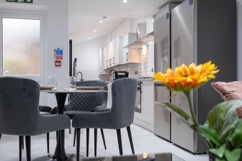 Property photo 2 of 14 A Modern And Bright Living Room With Comfortable S...