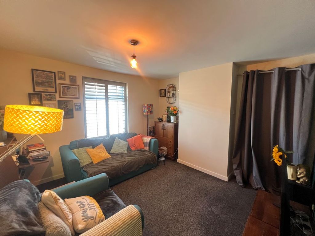 Property photo 3 of 28