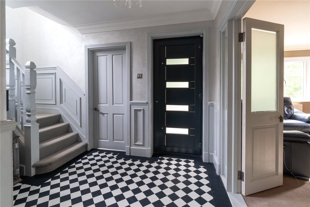 Property photo 3 of 26 Entrance Hall