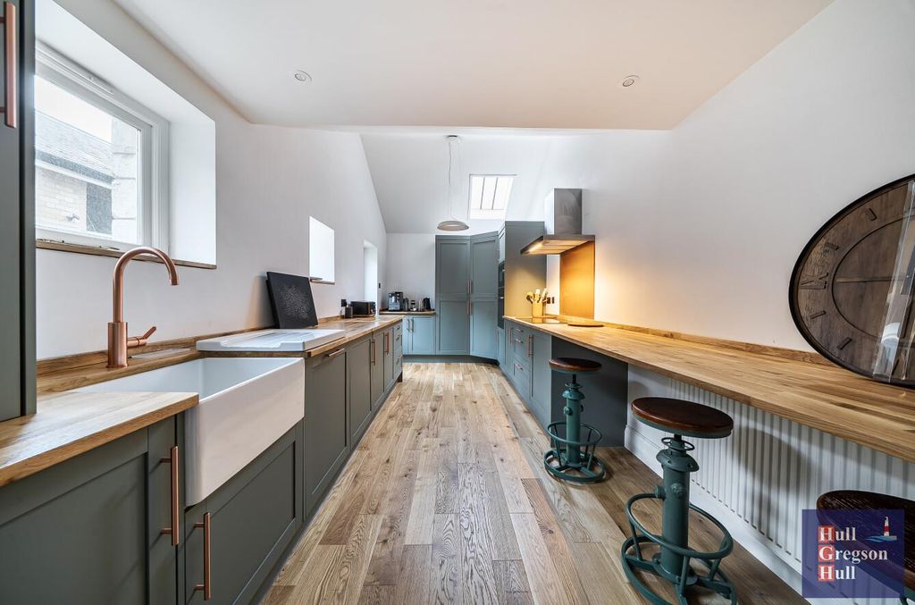 Property photo 2 of 27 Eb0c1662-7c1d-4F9d-Bb76-6236d0Bf0677.Jpg