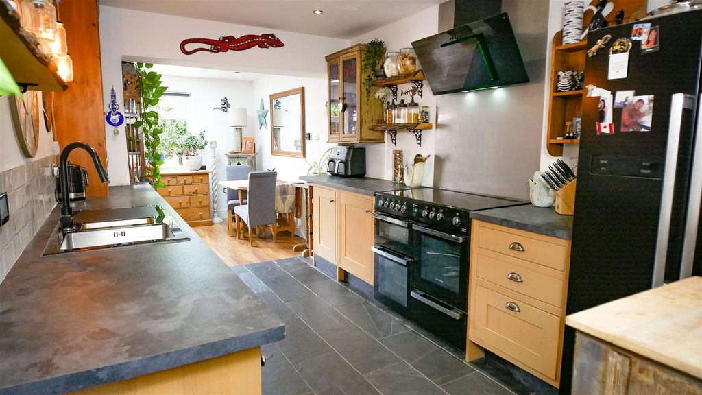 Property photo 3 of 26 21.Jpg
