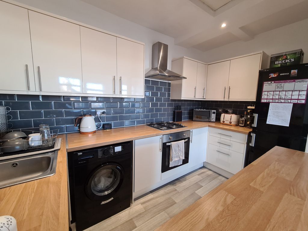 Property photo 3 of 9 Kitchen
