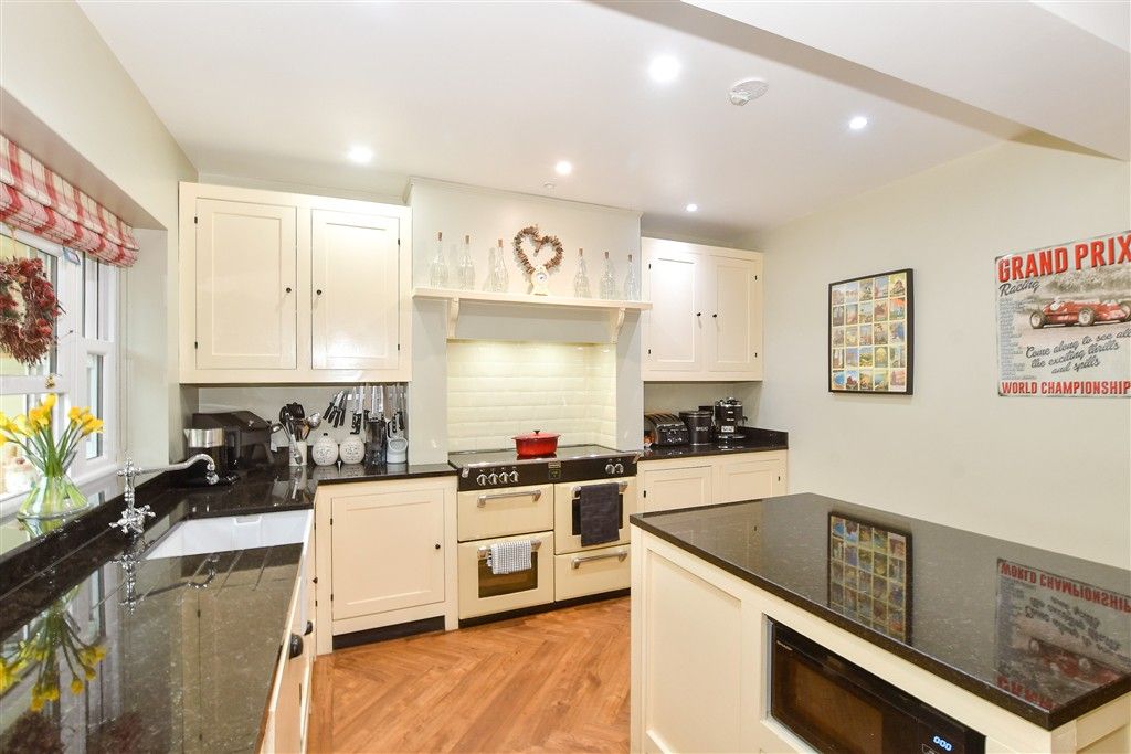 Property photo 3 of 17 Kitchen/ Dining Room