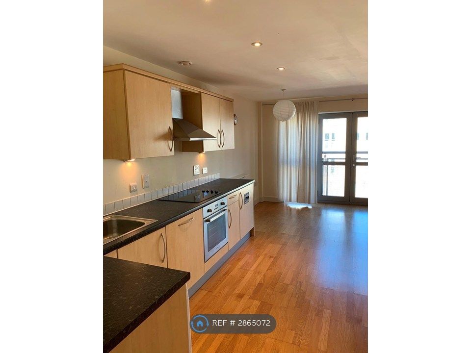 Property photo 3 of 8 Kitchen Lounge