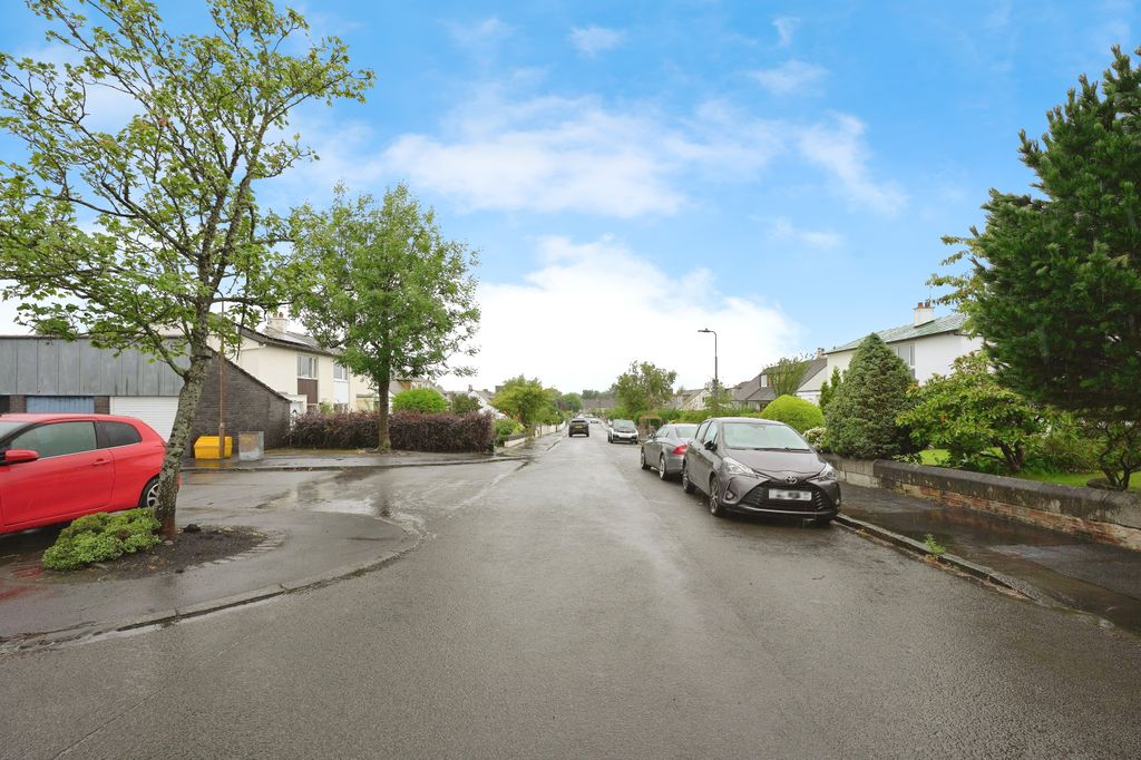 Property photo 3 of 17 Approach