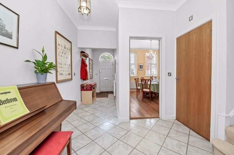 Property photo 2 of 27 Entrance Hall