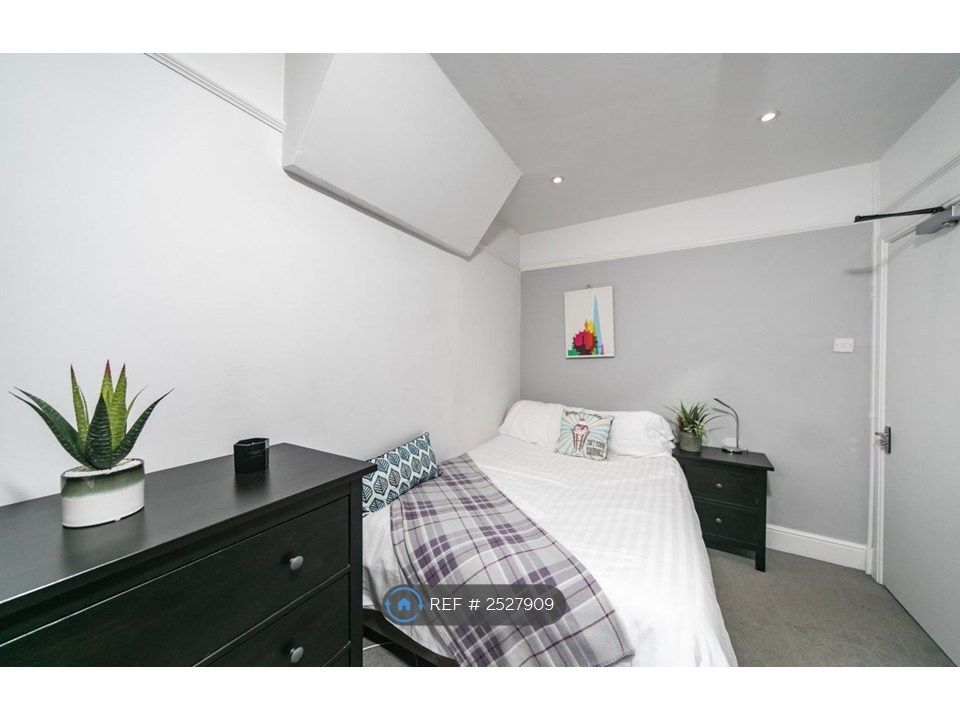 Property photo 1 of 16 Room 2