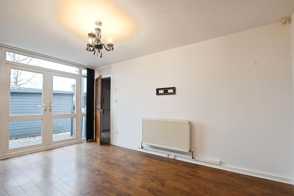 Property photo 2 of 19 Lounge