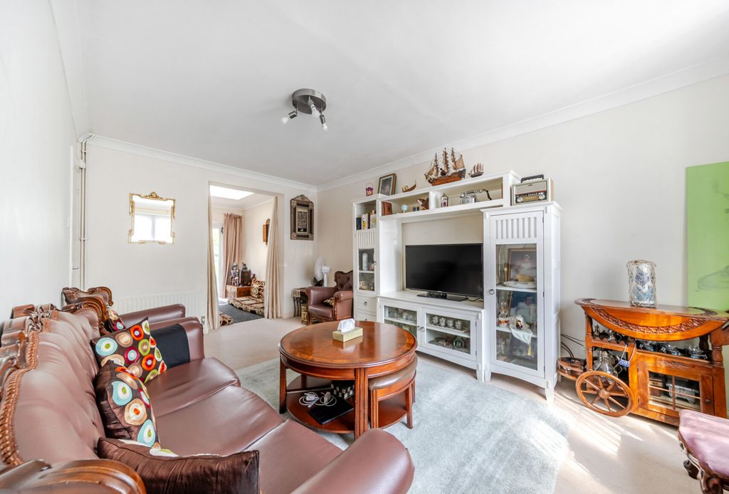 Property photo 1 of 12 1334682-16-689De9...