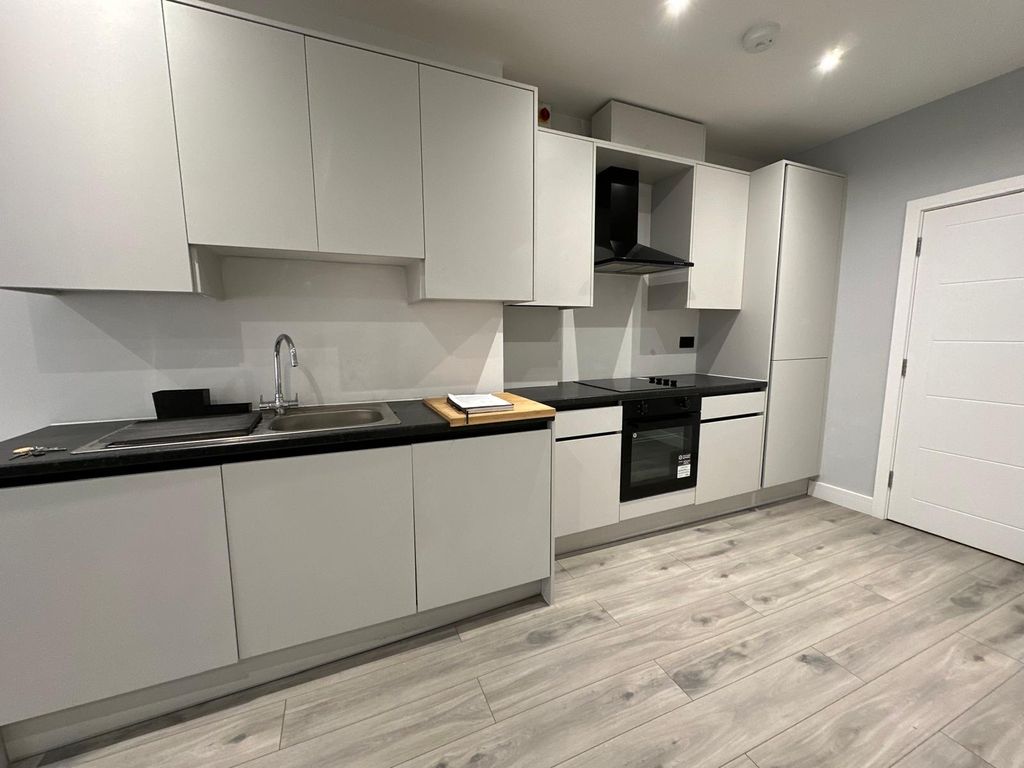 Property photo 1 of 6 2 Bed Flat To Rent High Street, Hounslow Tw3