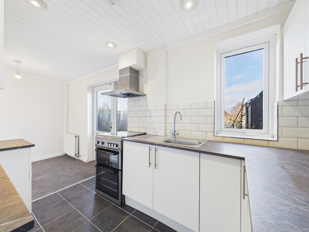 Property photo 3 of 10 Kitchen