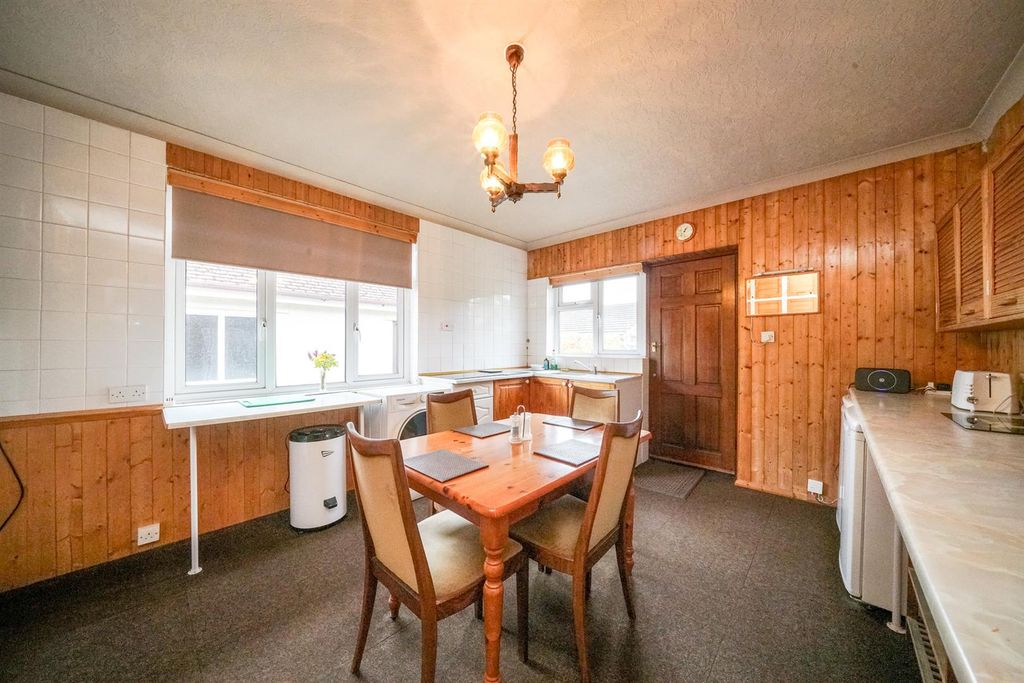 Property photo 3 of 20 Kitchen