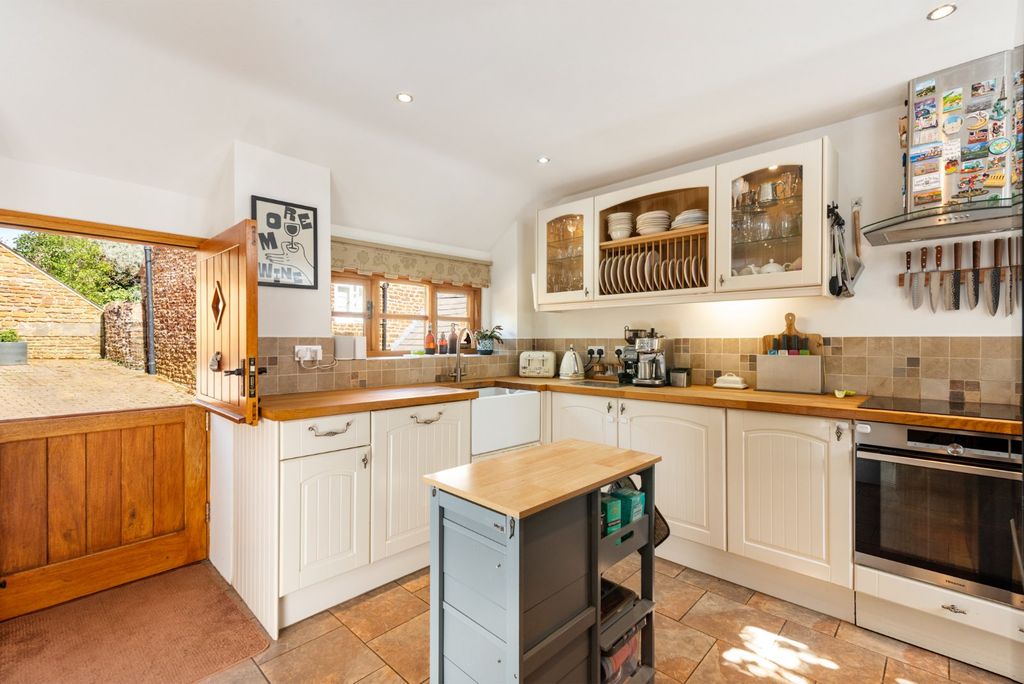Property photo 3 of 23 Kitchen
