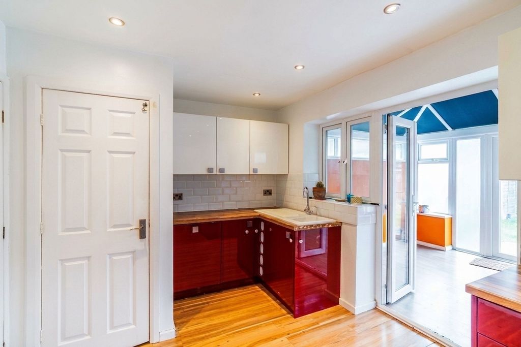 Property photo 2 of 25 Kitchen