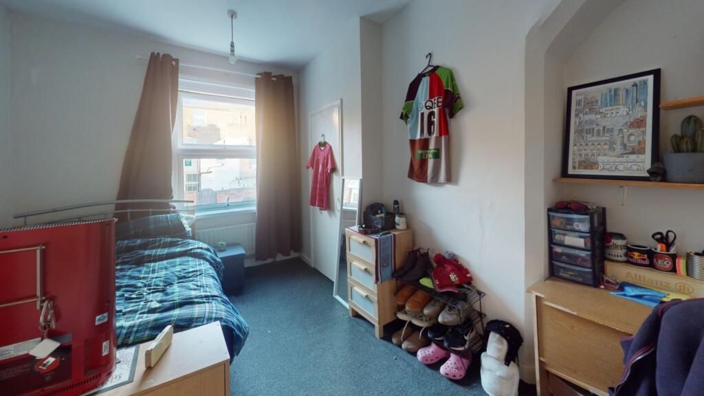 Property photo 3 of 14 A Cozy And Well-Lit Single Bedroom Featuring A Com...