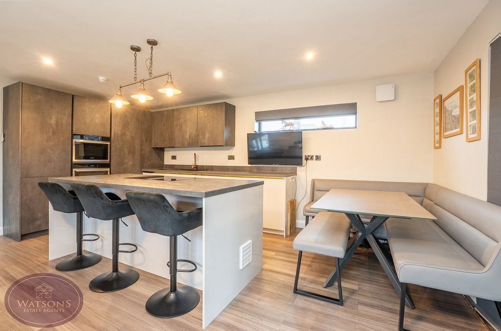 Property photo 2 of 39