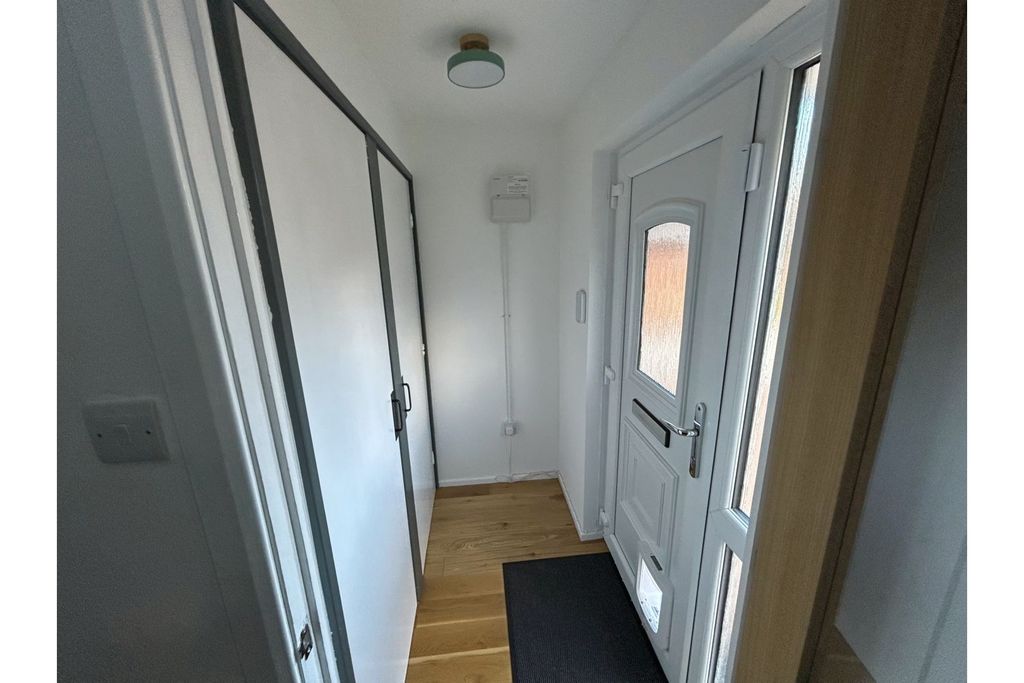 Property photo 3 of 14 Entrance Hall