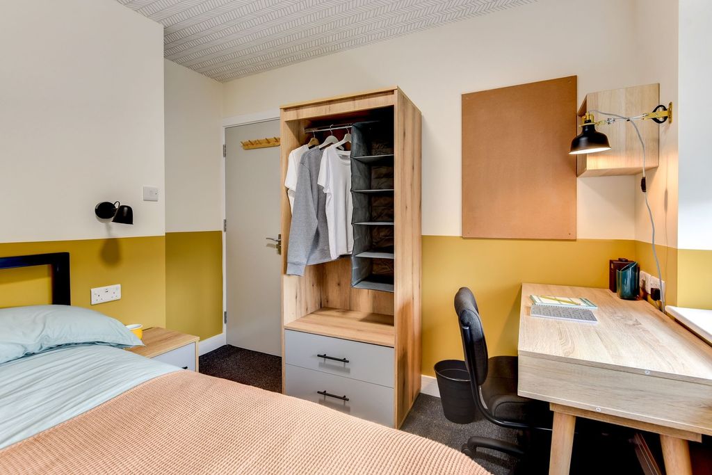 Property photo 3 of 6 This Stylish Double Bedroom Features A Cozy Atmosp...