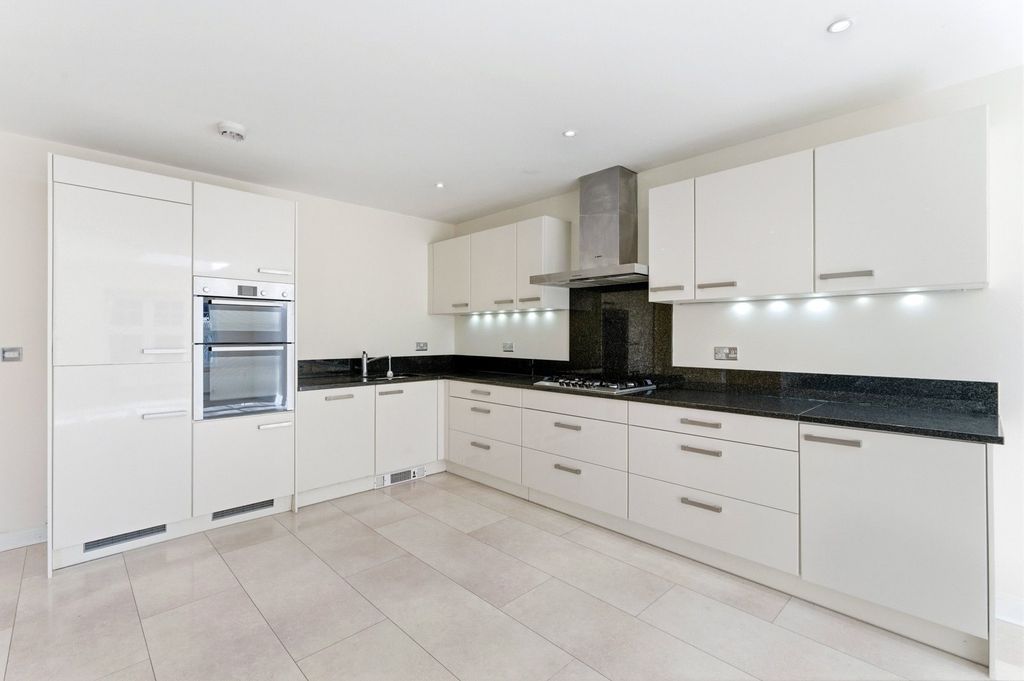 Property photo 2 of 21 Picture No. 11