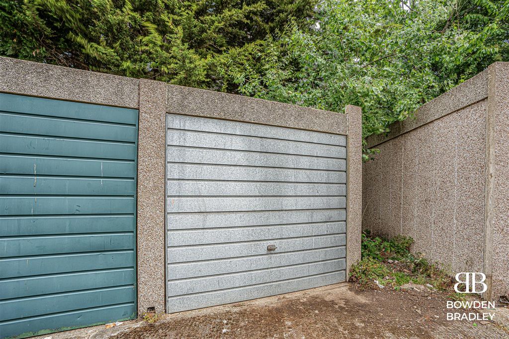 Property photo 2 of 14 Garage