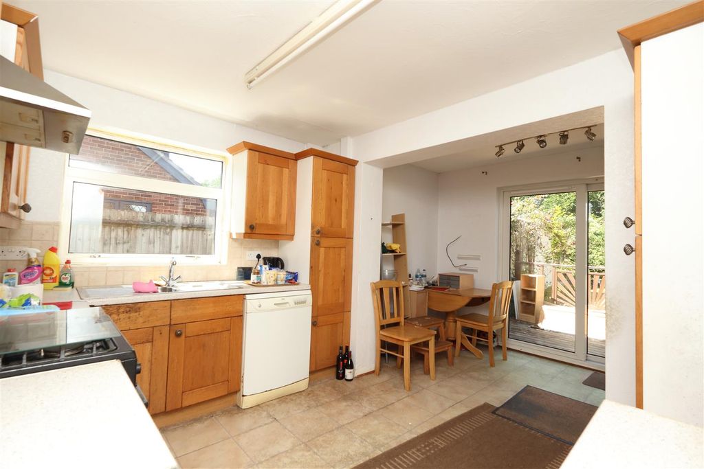 Property photo 3 of 18 Kitchen
