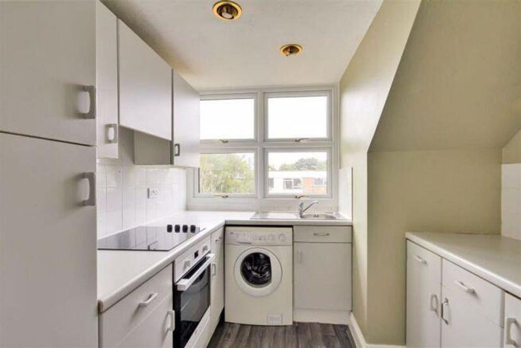 Property photo 3 of 10 Kitchen