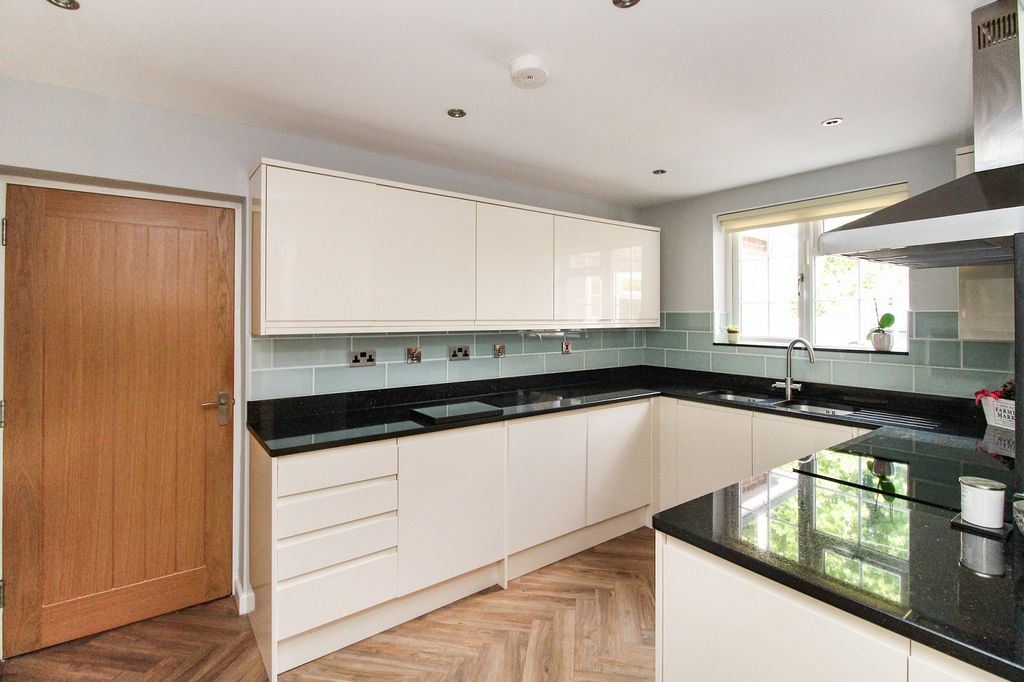 Property photo 3 of 22 Kitchen