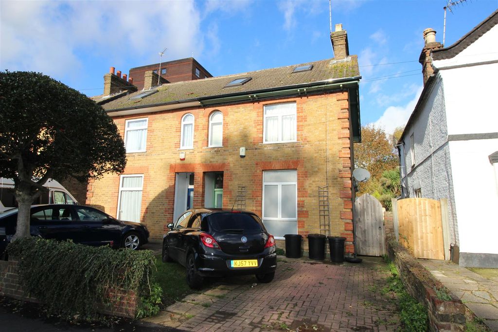 Property photo 1 of 20 26 Chiltern.Jpg