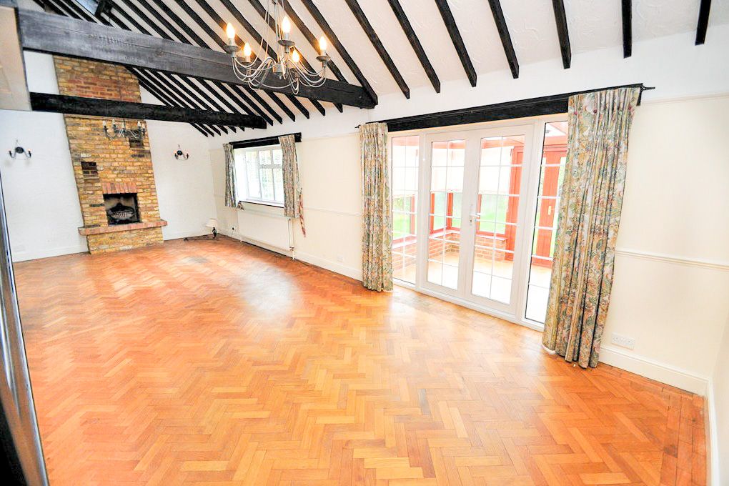 Property photo 3 of 10 Lounge