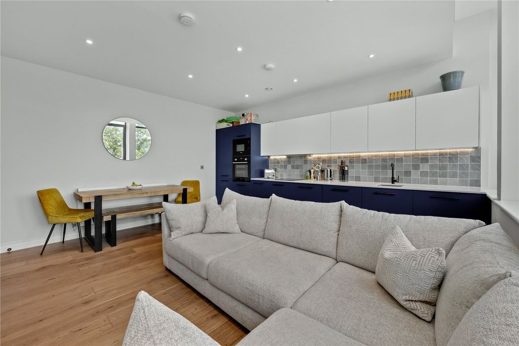 Property photo 3 of 11 Kitchen/Reception