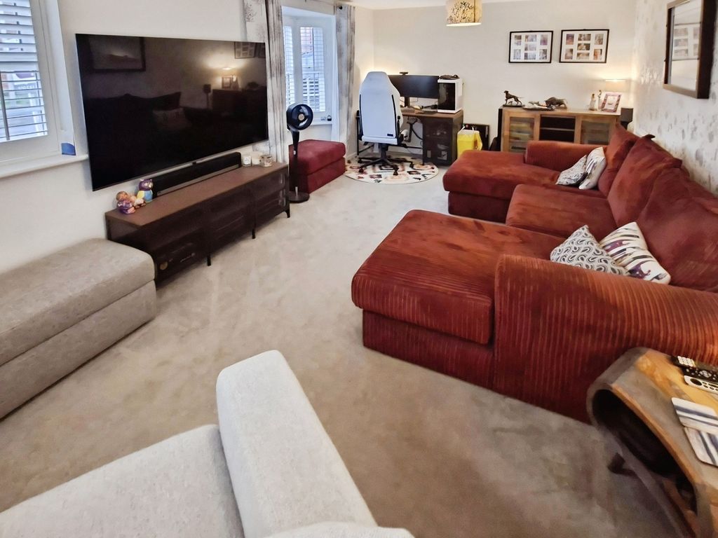 Property photo 2 of 18 Lounge