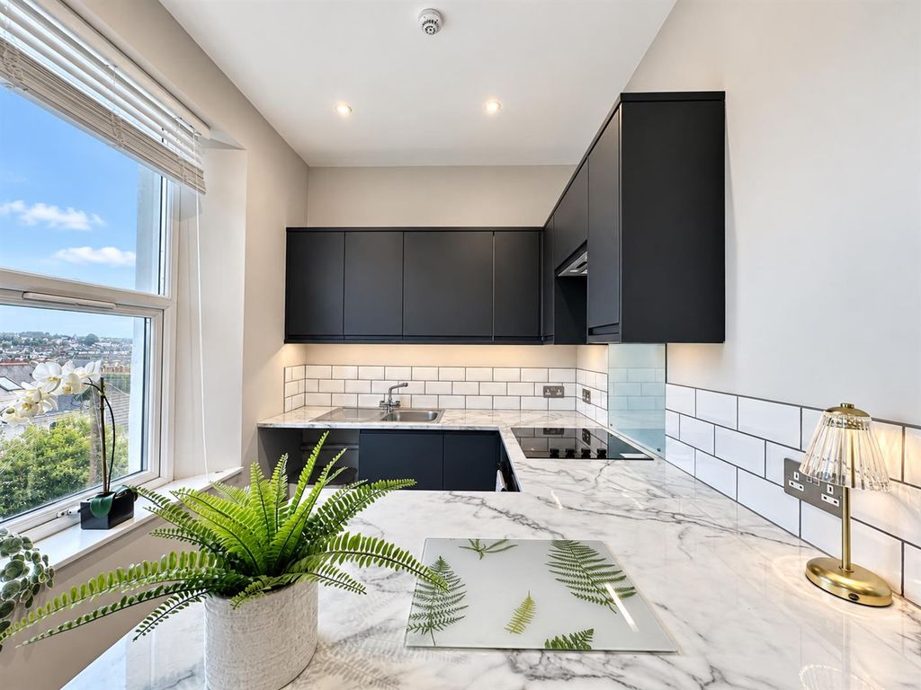 Property photo 1 of 24 700.Png