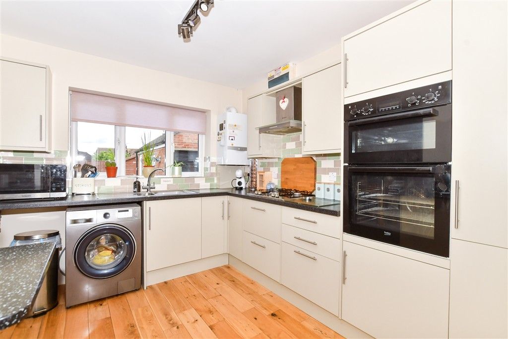 Property photo 3 of 11 Kitchen