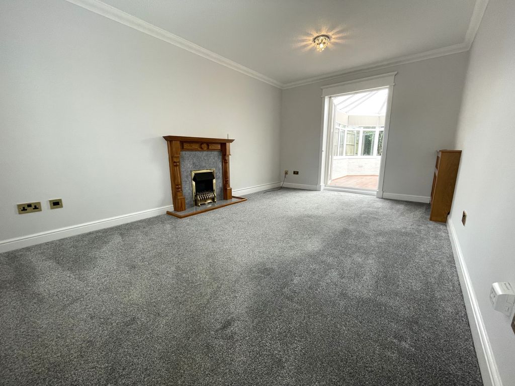 Property photo 3 of 15 Lounge