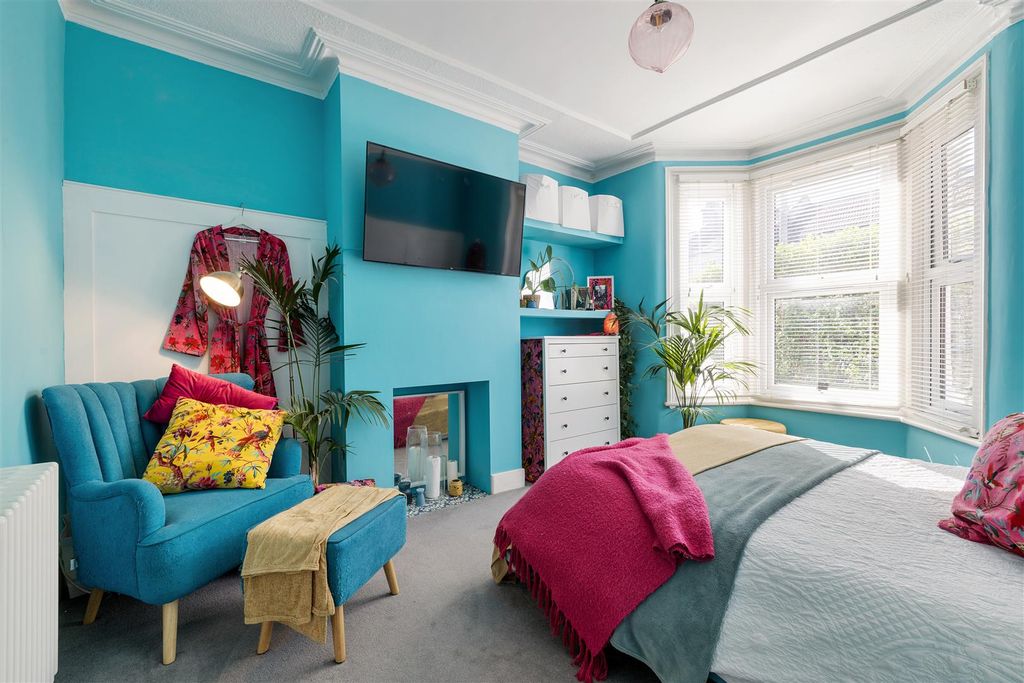 Property photo 3 of 22 Winchester Road, E4