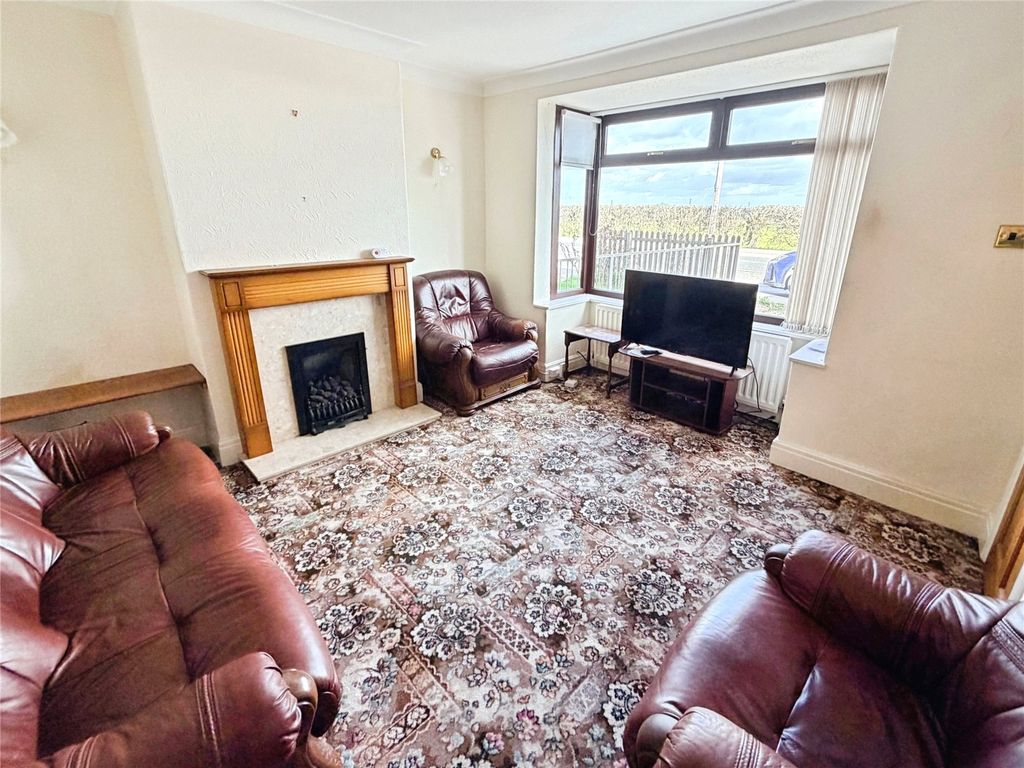 Property photo 3 of 16 Lounge