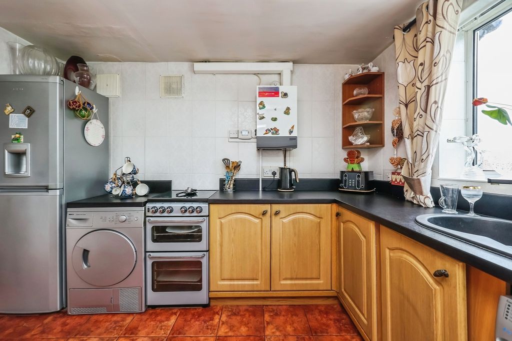 Property photo 2 of 17 Fitted Kitchen