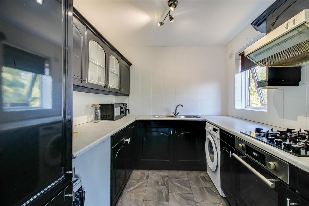 Property photo 3 of 8 Kitchen