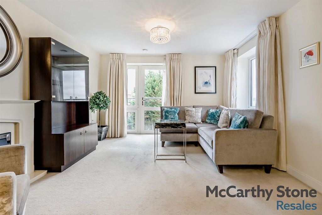 Property photo 1 of 27 8669184-Interior03-800.Jpg