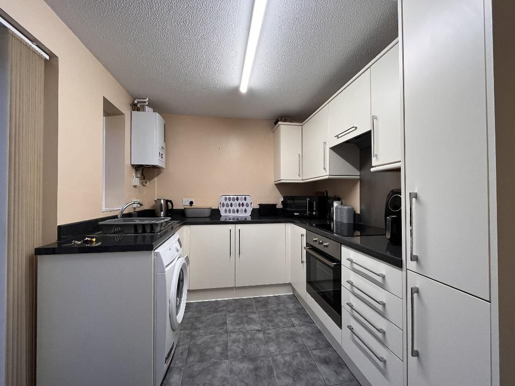 Property photo 3 of 12 Kitchen