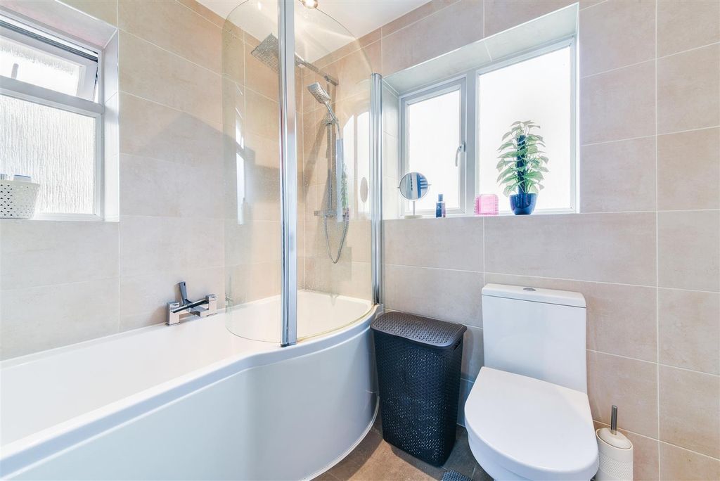 Property photo 3 of 10 Parkwood Close, - (8).Jpg