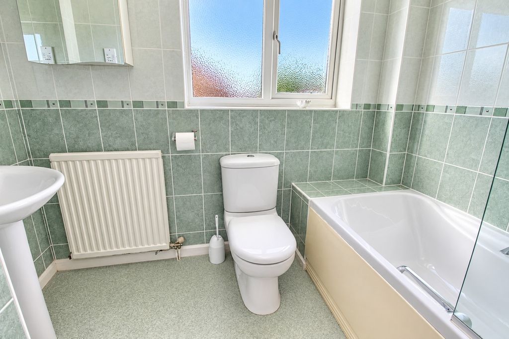 Property photo 2 of 18 Bathroom