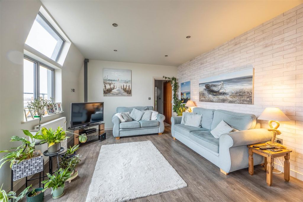 Property photo 2 of 22 Lounge