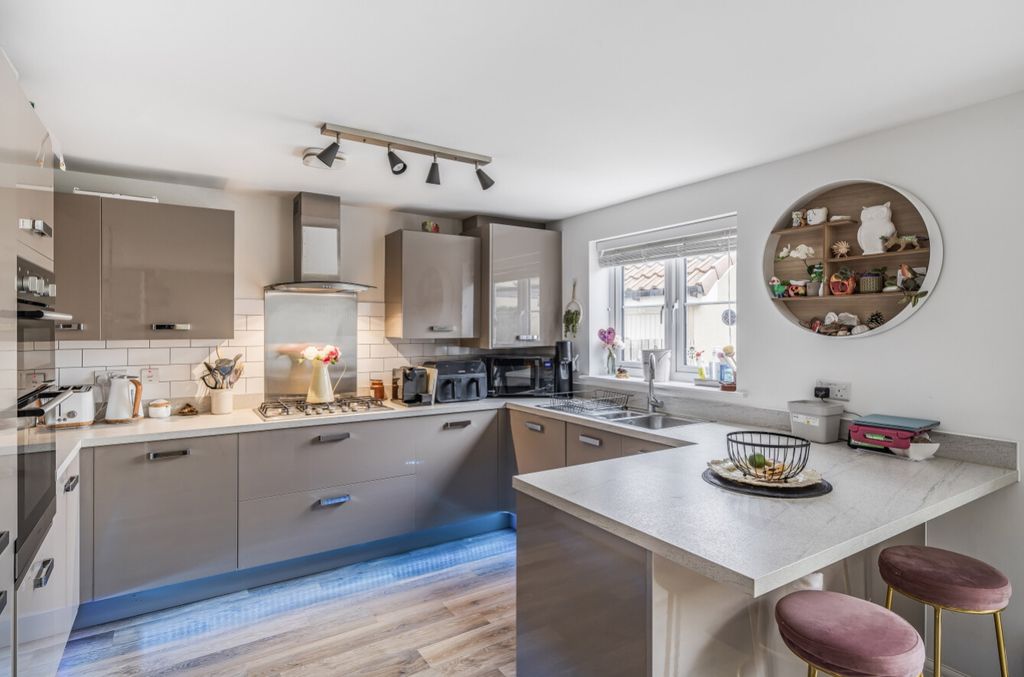 Property photo 2 of 19 Kitchen